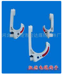 答疑：老师们， 现场临时电缆在围挡上挂钩安装，是否用这个街码金具定额？