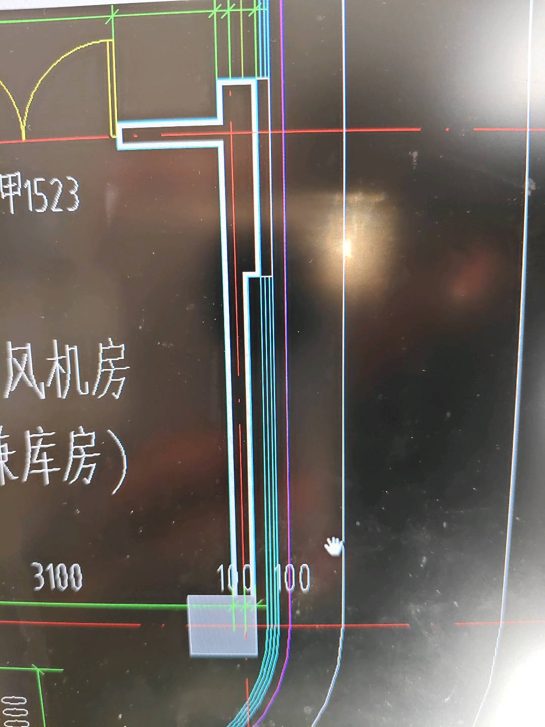 答疑：这个白框是墙体，外面这个蓝色的是玻璃幕墙还是啥，在外边这条紫色的是啥呢